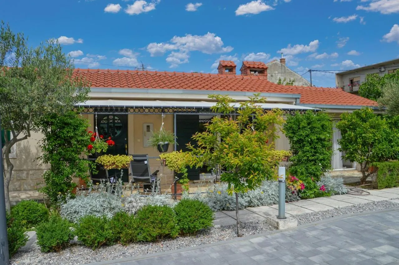 Issa Holiday Home - 3 Min Walk To Beach Kastela