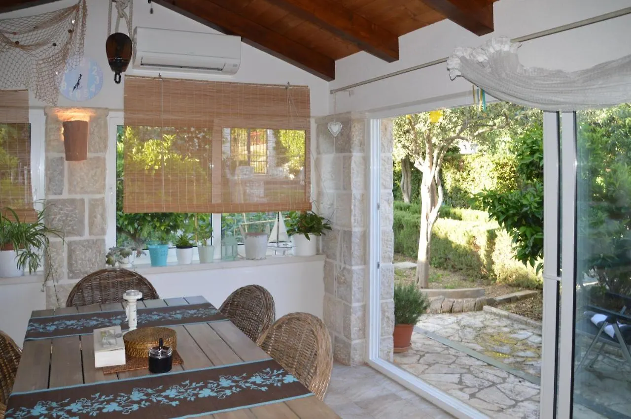 Issa Holiday Home - 3 Min Walk To Beach Kastela Croatia