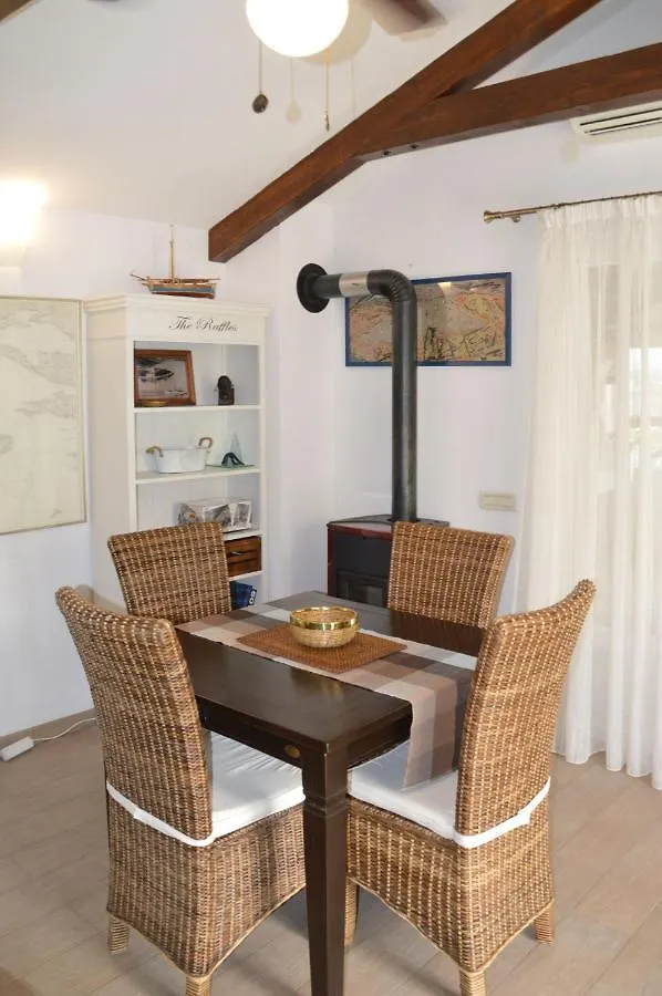 Issa Holiday Home - 3 Min Walk To Beach Kastela
