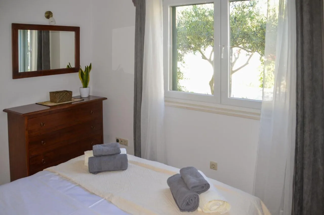Issa Holiday Home - 3 Min Walk To Beach Kastela