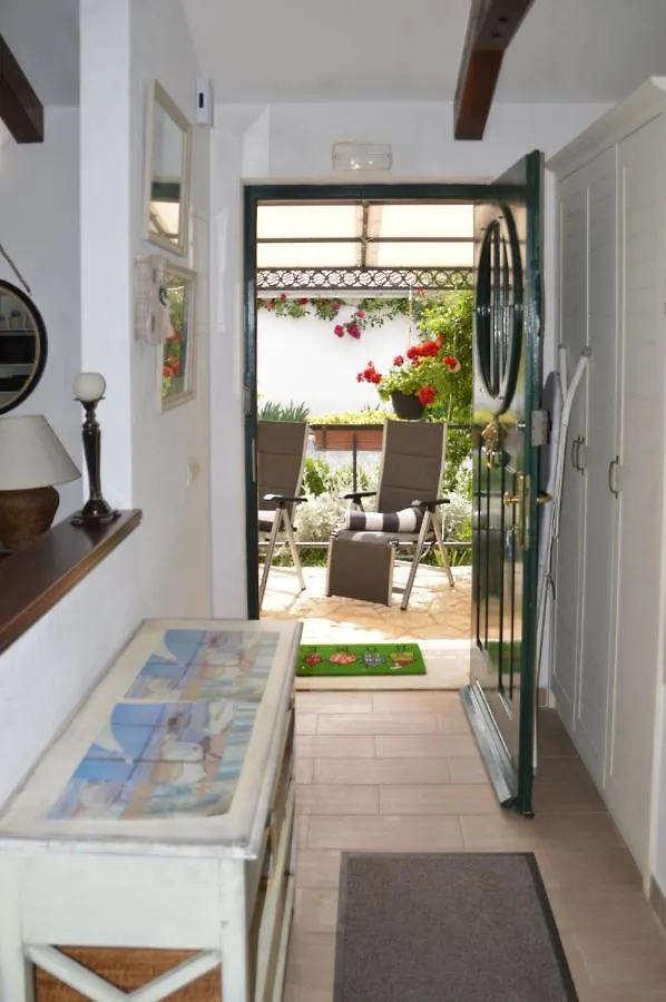 Issa Holiday Home - 3 Min Walk To Beach Kastela Croatia