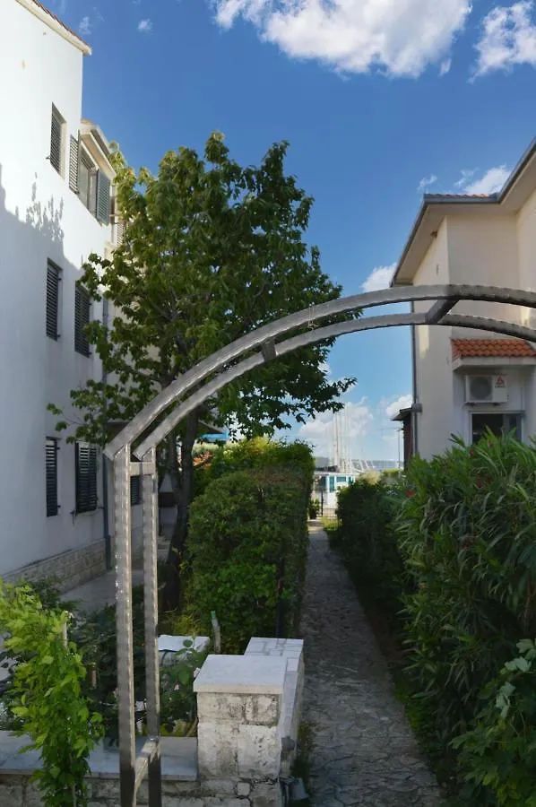 Issa Holiday Home - 3 Min Walk To Beach Kastela 0*,  Croatia