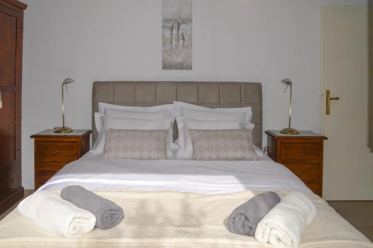 Issa Holiday Home - 3 Min Walk To Beach Kastela