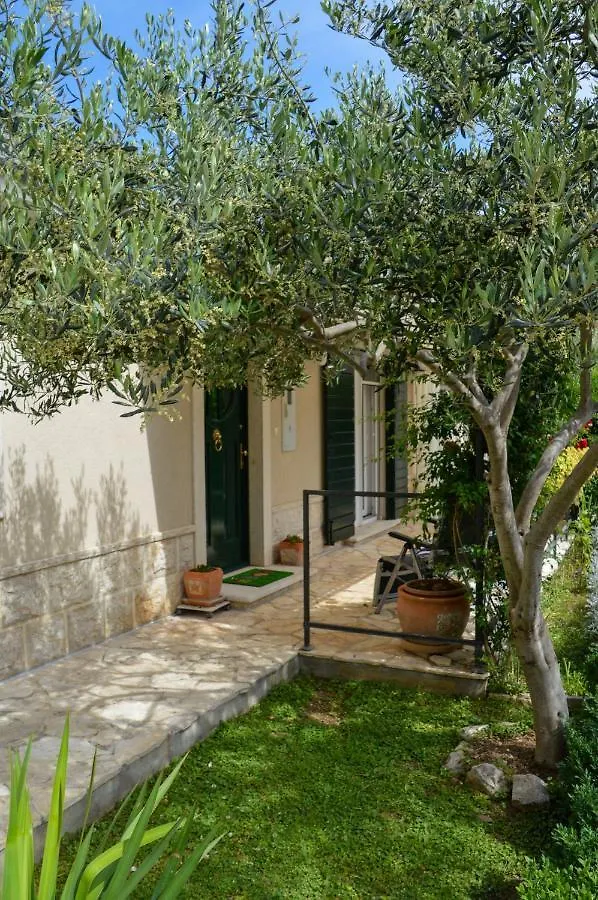 Issa Holiday Home - 3 Min Walk To Beach Kastela
