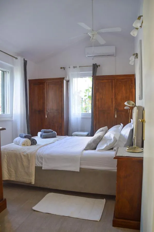 Issa Holiday Home - 3 Min Walk To Beach Kastela