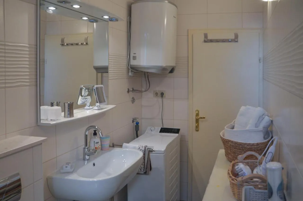 Issa Holiday Home - 3 Min Walk To Beach Kastela 0*,  Croatia