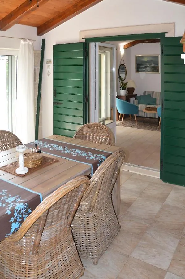 Issa Holiday Home - 3 Min Walk To Beach Kastela
