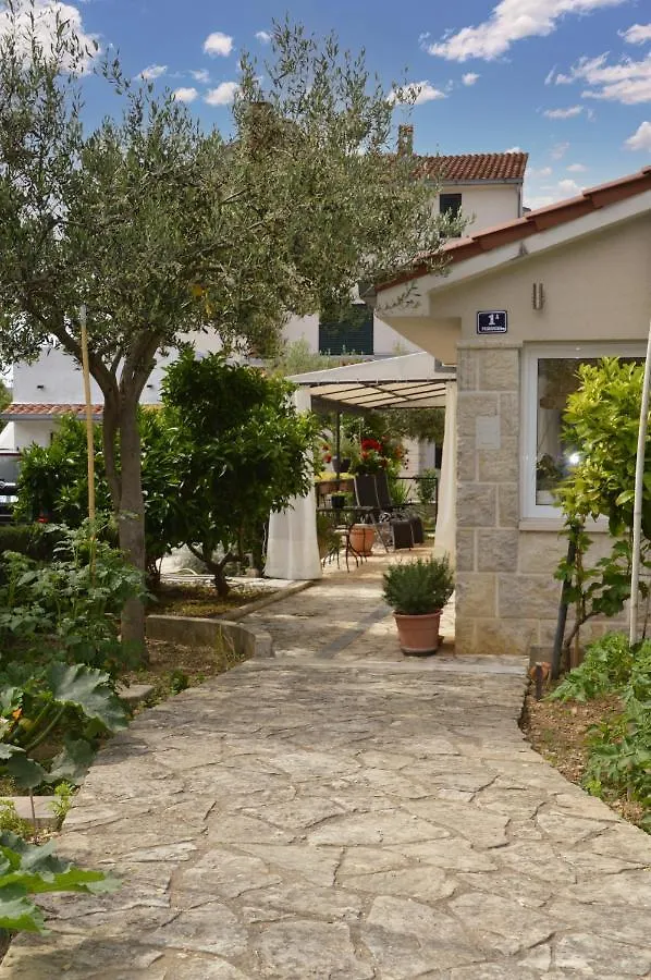 Issa Holiday Home - 3 Min Walk To Beach Kastela Croatia