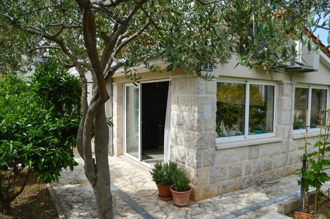 Issa Holiday Home - 3 Min Walk To Beach Kastela
