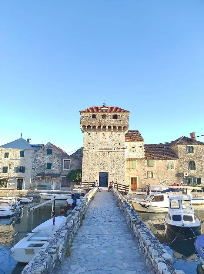 Issa Holiday Home - 3 Min Walk To Beach Kastela