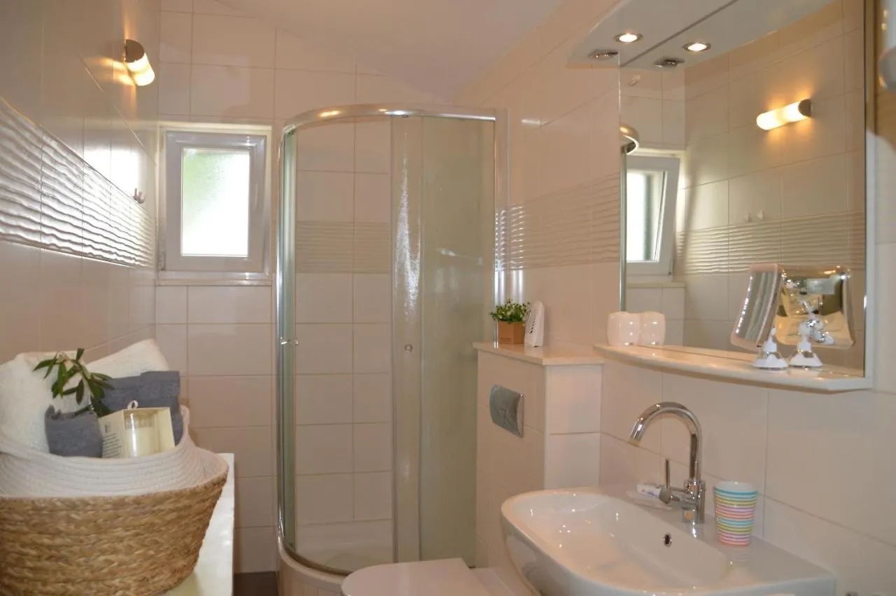 Issa Holiday Home - 3 Min Walk To Beach Kastela Croatia